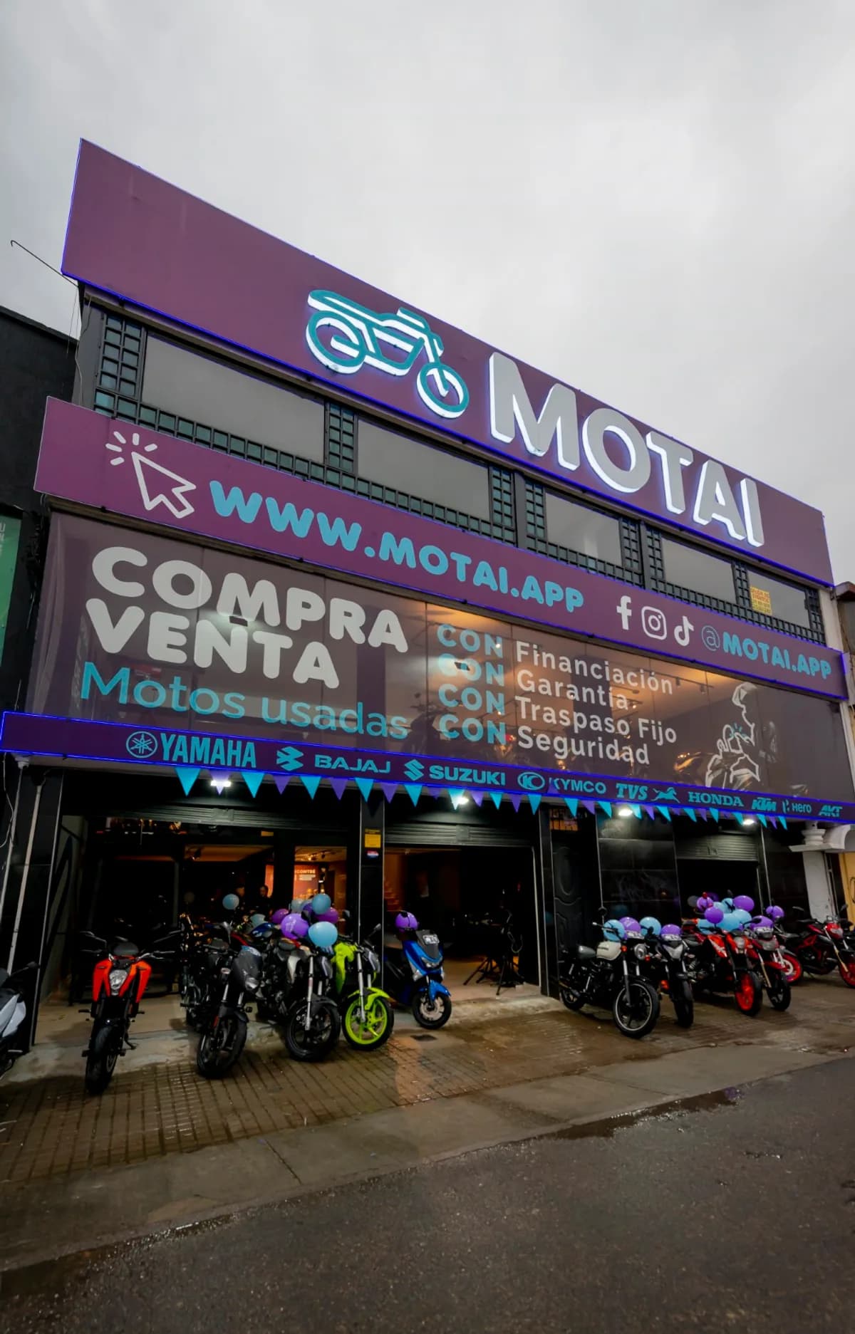 Fachada de una sala de venta Motai con motos en exhibición
